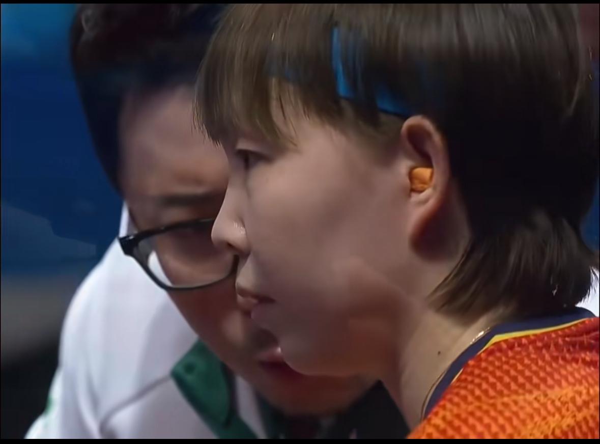 现场各种响声震天响——朱雨玲局间带上耳塞全运会女单半决赛，朱雨玲1:4孙颖莎