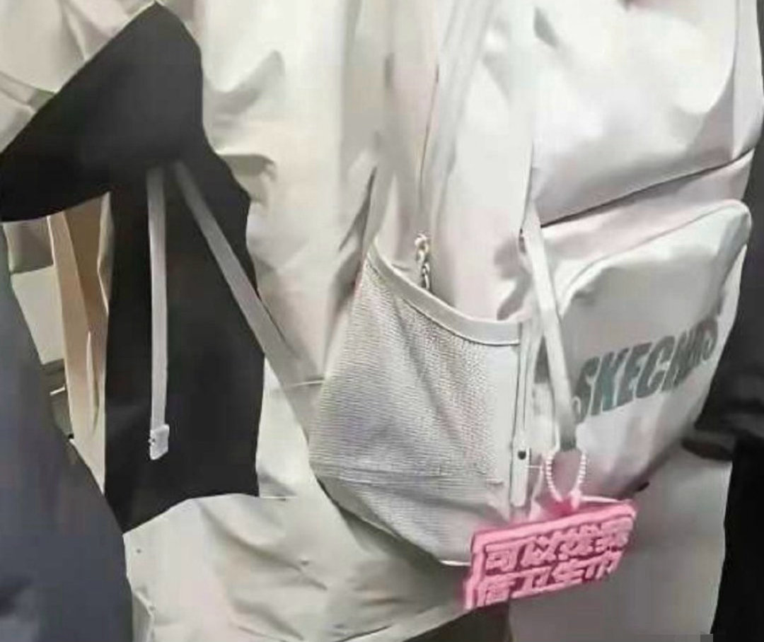 这女孩子也不嫌尴尬，真是勇敢的人先享受世界