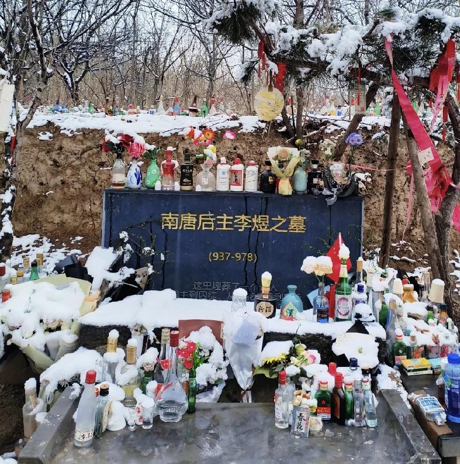 李煜和小周后，这要是在现在也是可以上春晚的顶流，李煜墓前都诗人打卡地了，写着:“