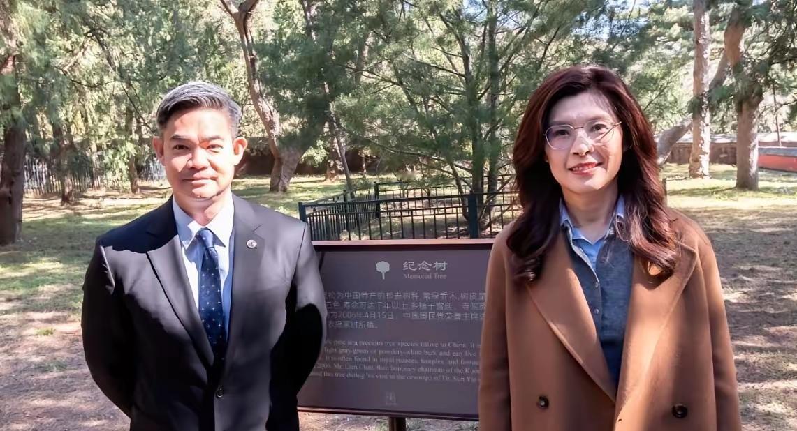 北京香山碧云寺连战树前，郑丽文、连胜武留下珍贵合影6月11日上午，北京香山的