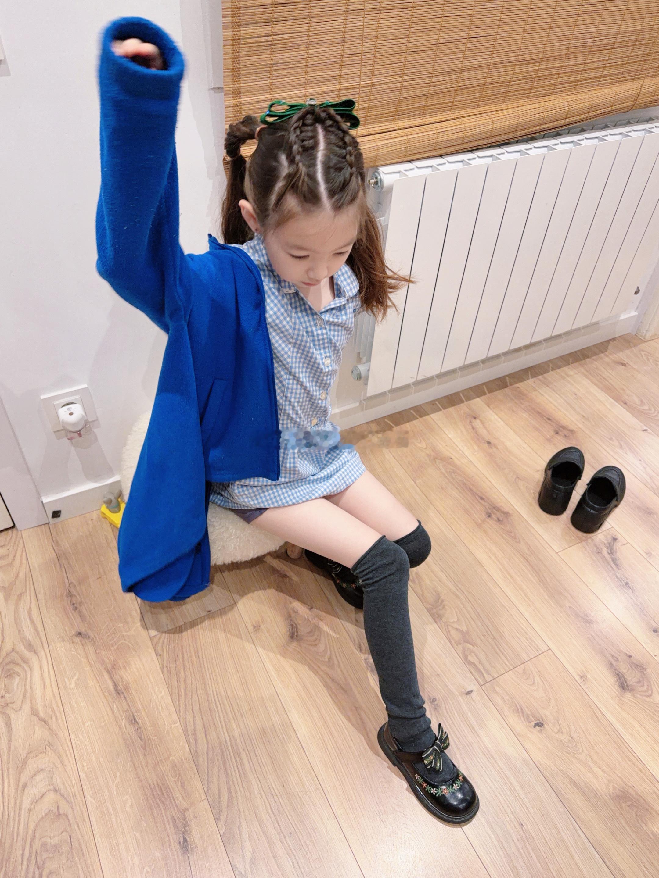 这边小孩都这样子下面光腿上面穿校服抓绒外套我说还不至于这么冷吧穿校服冲锋衣就行
