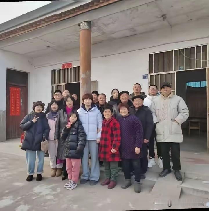 蒯曼回老家过年，彻底打破了之前的谣言。之前也不知怎么传出来她是富二代，妈妈是上