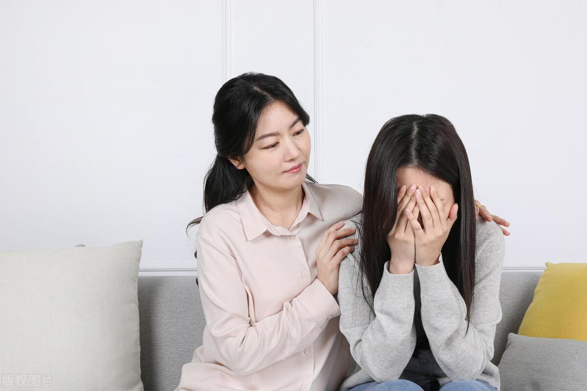 我一个朋友，去年8月份发现老公说是去出差，结果却带着一个女人旅游去了。她知道后气