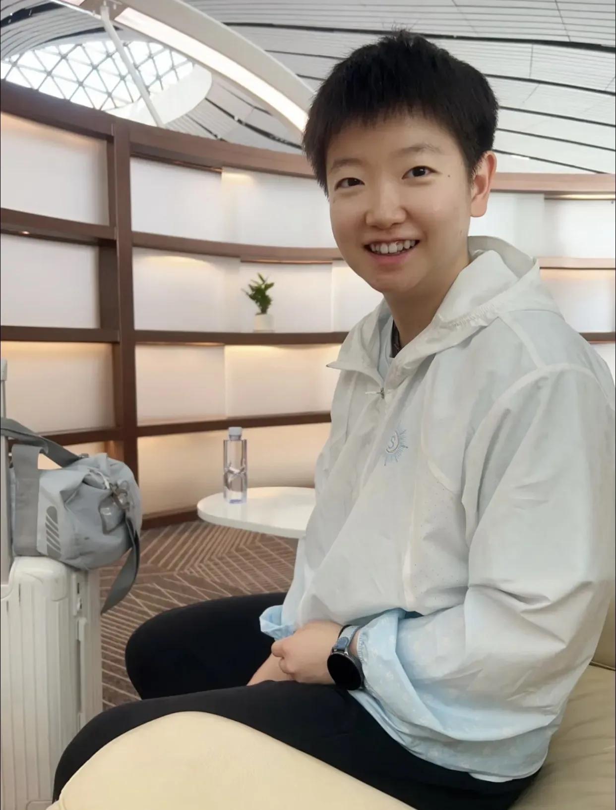 莎莎绽放笑容犹如花开一丛恰似杜甫诗云：可爱深红爱浅红朵朵都似心花开莎莎