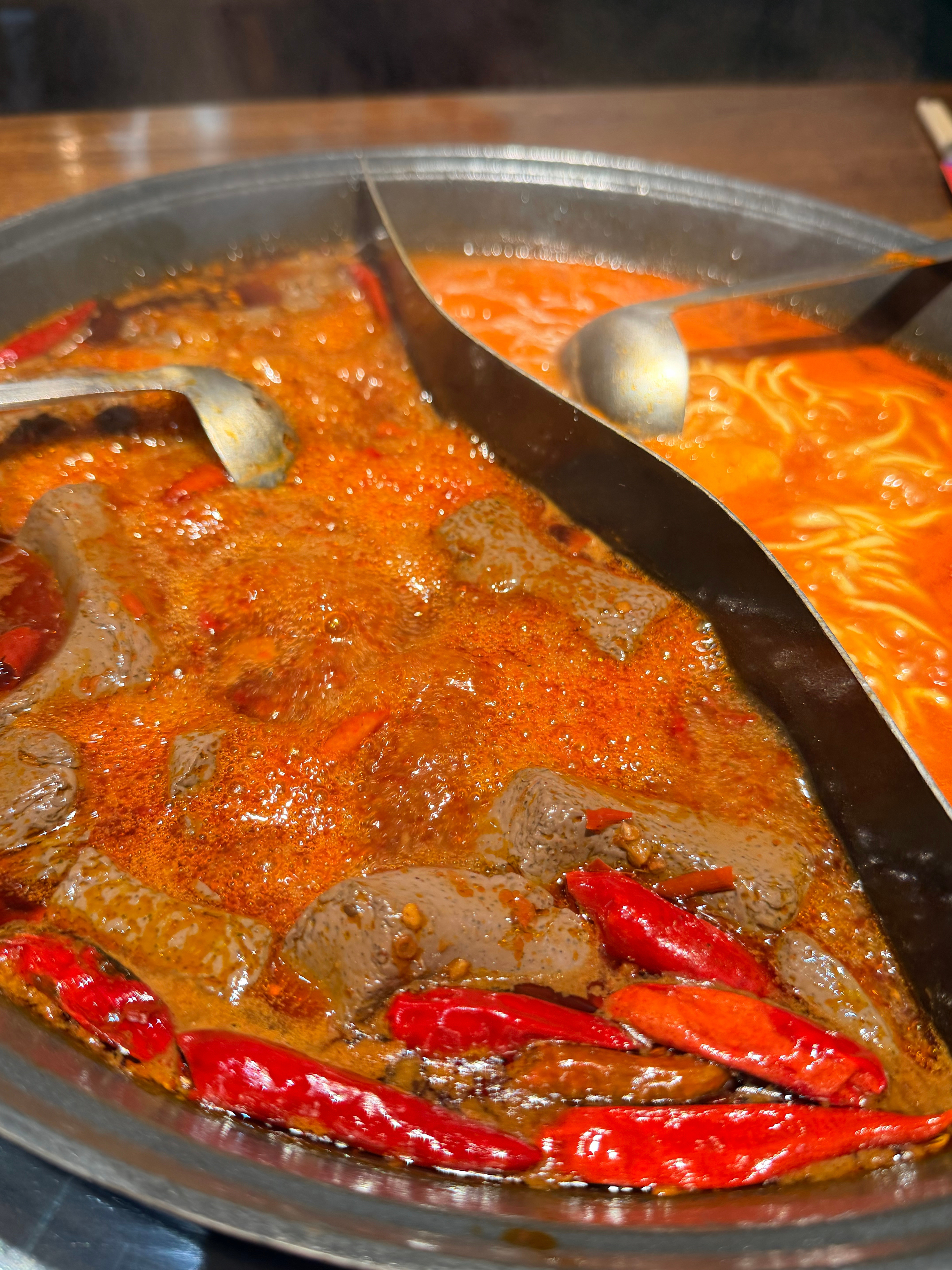 这两天怎么一直踩坑🕳️刚服务员小姐姐说鸭血飘起来就能吃我信了，结果弄了一盘子血