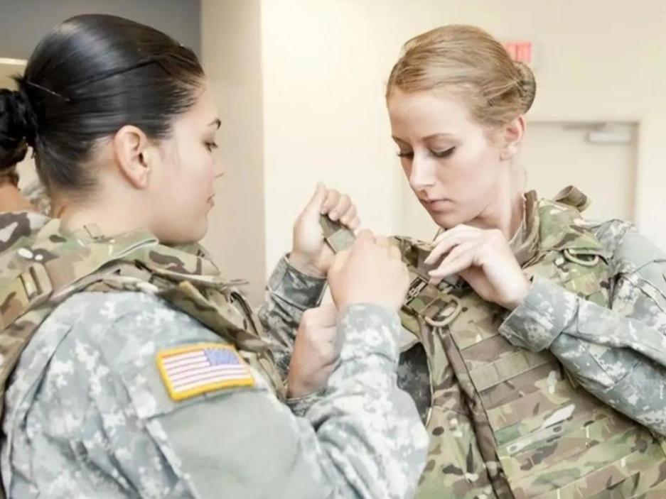 美航母为何必须配备500名女兵？她们在航母上的关键作用揭秘