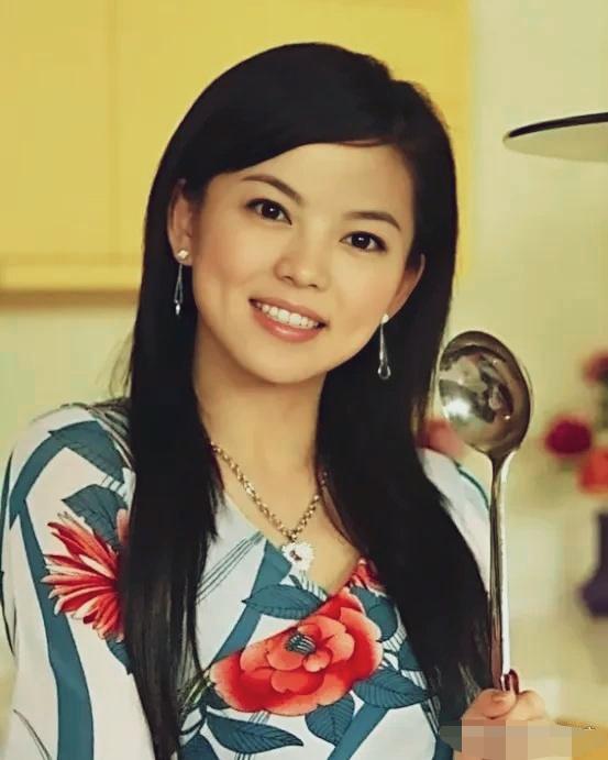 李湘年轻时候是的甜妹子！女儿长相一点不像妈妈！