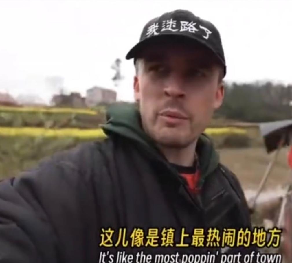 近日，两名美国博主在湖南邵阳骑行时迷路，而后误将正在办白事的帐篷当成了餐厅，想要