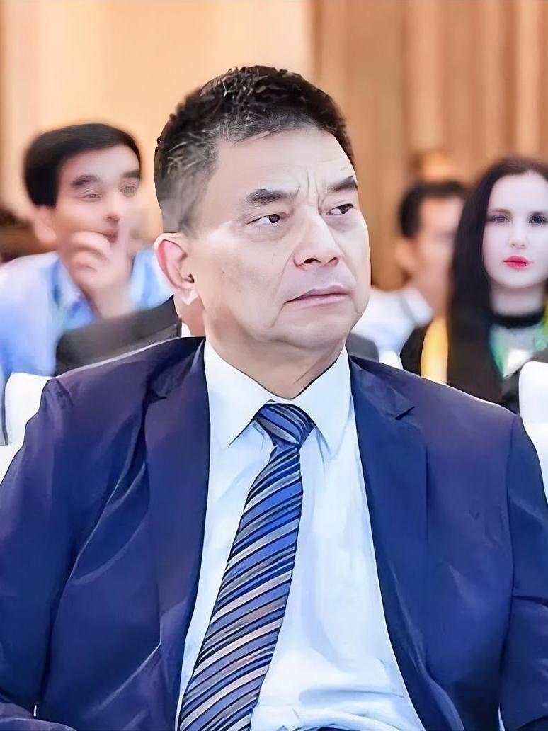 那个欠了千亿的四川老头，还在牌桌上。75岁的刘永好，最近被人叫“首负”。