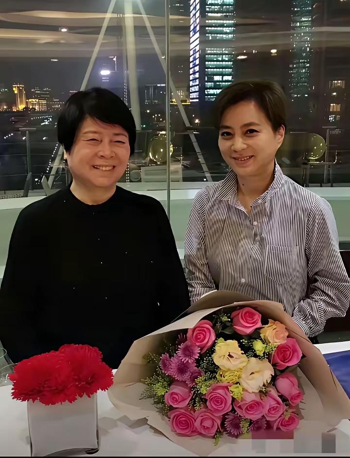 李玲玉和妈妈在一起，妈妈都已经87岁了，但是看照片一点都看不出来，像60多岁的人