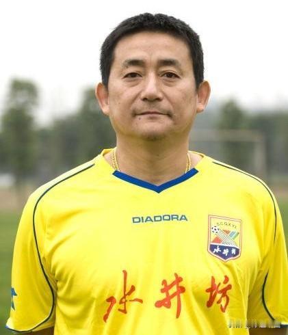 1994年，甲A元年的揭幕战在成都体育中心打响，四川全兴对阵辽宁远东。比赛第67