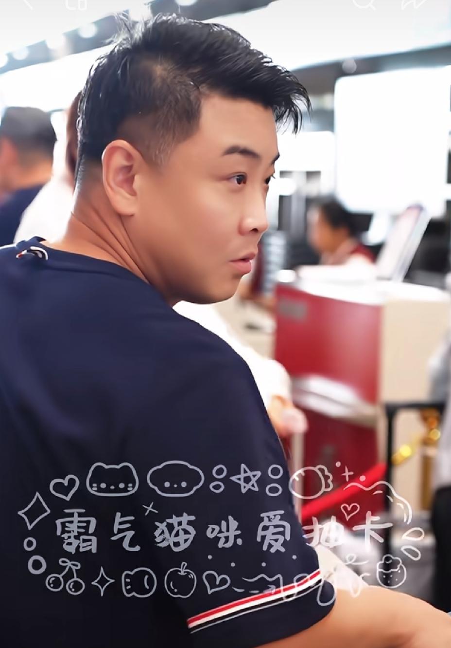 王皓指导带队出发瑞典大满贯，新的发型、新的面貌。王曼昱、林诗栋随行，瑞典大