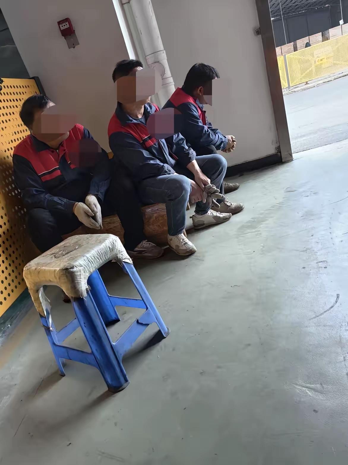 厂里这三个员工今天被老板开除了，工资也当场结完。起因，卸货是因装卸工离岗、人手紧