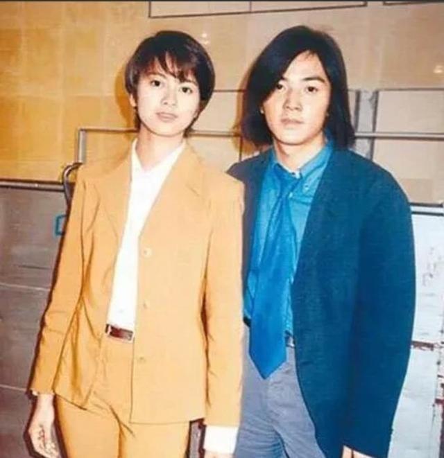 1999年，23岁的梁咏琪为逃离英皇老板杨受成，与32岁的郑伊健同居，杨受成大怒