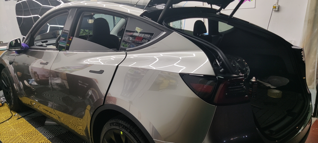 液态金属银YYDS一天搞定提车第5天，黑色车漆还是选择贴膜选择呢AX液态金