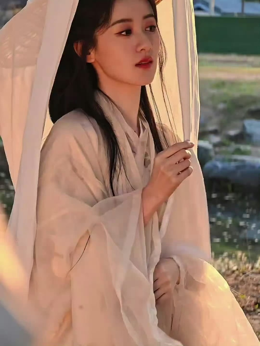 袁冰妍袁冰妍恰如诗中美人如玉，眉目藏着温婉灵韵，抬眼低眉皆似温润流光，将古典