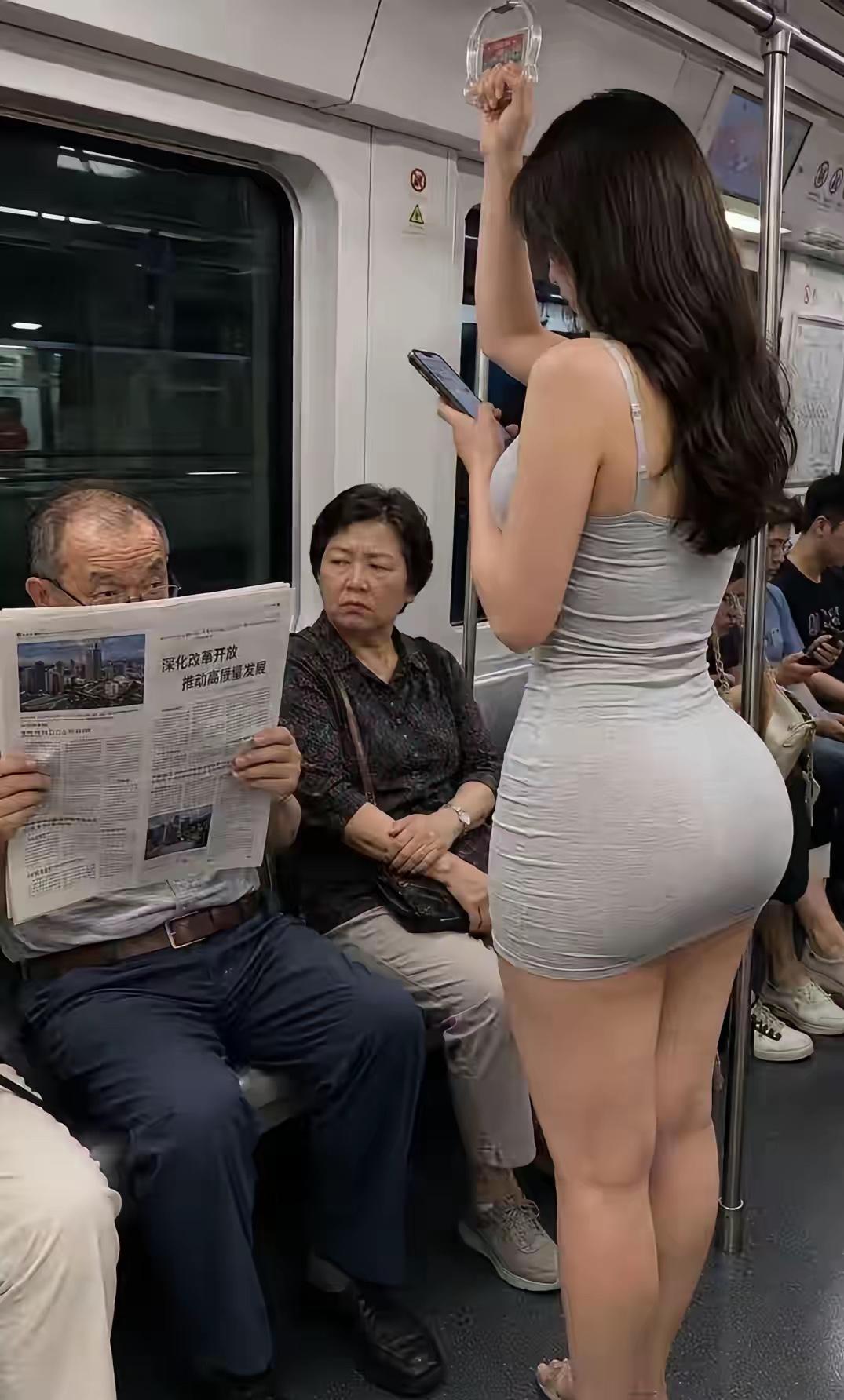 再大的年龄也喜欢性感迷人的女人，哪怕老伴盯着，也拿起报纸遮脸露眼偷偷地瞄。[呲牙