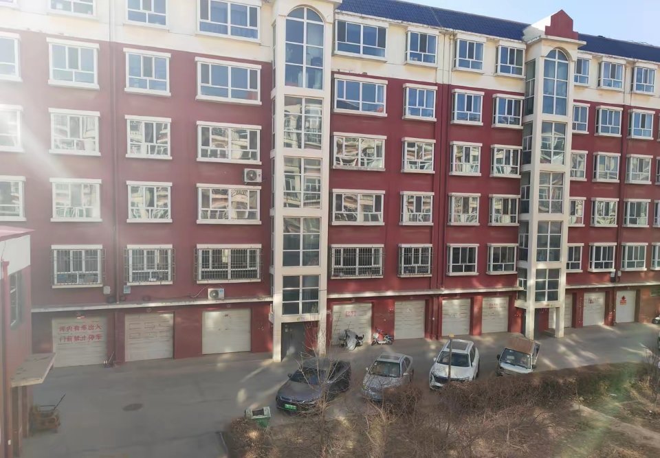 我们小区一楼全是车库，当年我花十万买了一个。这几年房价跌了，现在小区的车库一个才