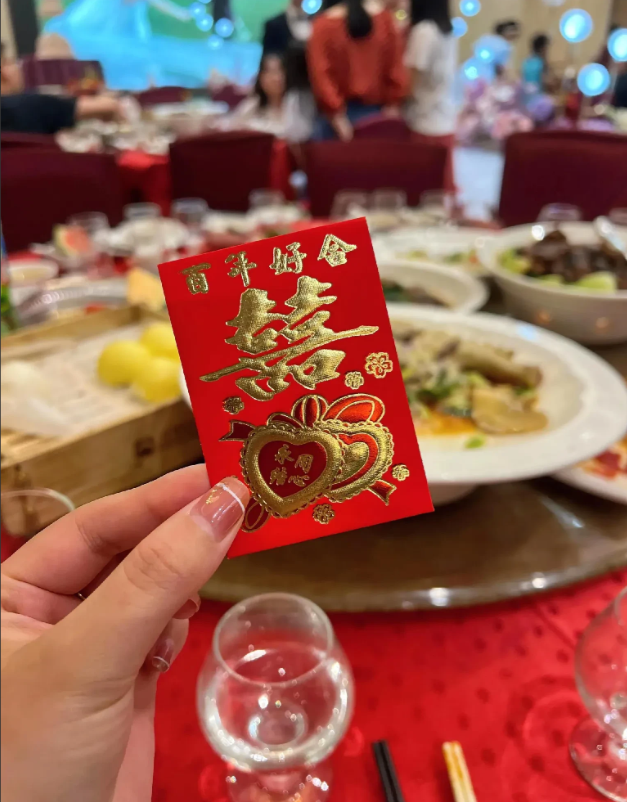 朋友孩子结婚发请帖，我本想随300块，回家翻了翻以前的礼单，发现他当年在我孩子结