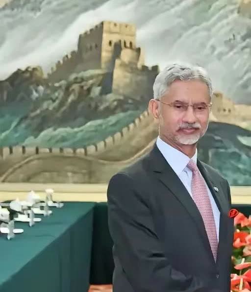 后悔的很严重？中国高楼繁荣呈现，苏杰生脸部沧桑清晰可见，应该是带着“印度版诚意”