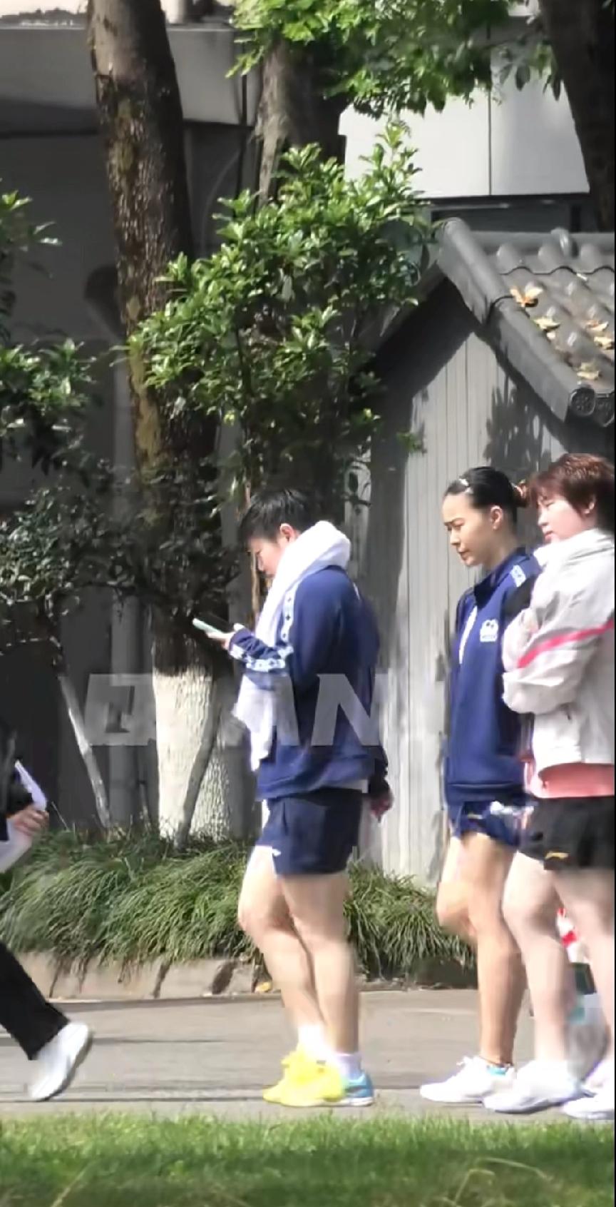 成都天气像开盲盒，莎莎围大围巾去训练太真实了刷到孙颖莎今天成都封训的路透，