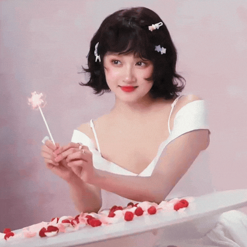 关晓彤真嘴替这妆容质感说是杂志大片我都信。哑光高光扫在鼻梁瞬间平地起高楼，关晓