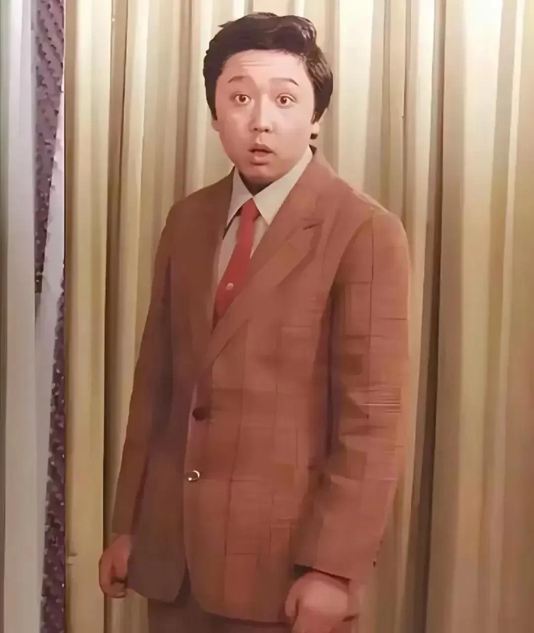 有认识的吗出来走几步那时他的发量还行还不用烫发只有抽yan喝jiu两大爱
