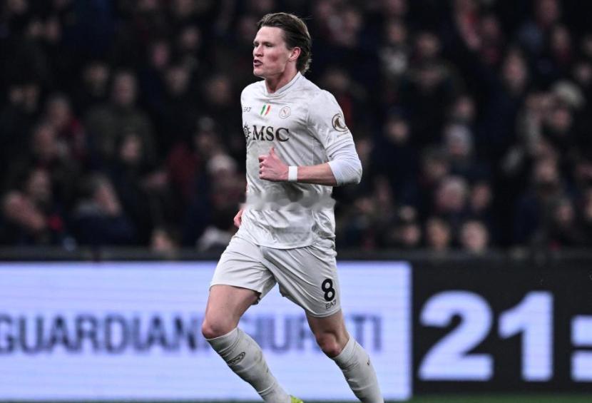 根据意大利媒体全尤文的消息，曼联正密切关注麦克托米奈的情况，那不勒斯愿意出售他，