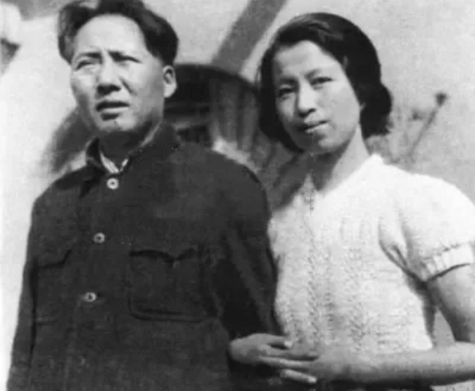 刘英：毛主席与江青1939年初，任弼时交给我一份电报：是洛甫打来的，叫刘英和蔡树
