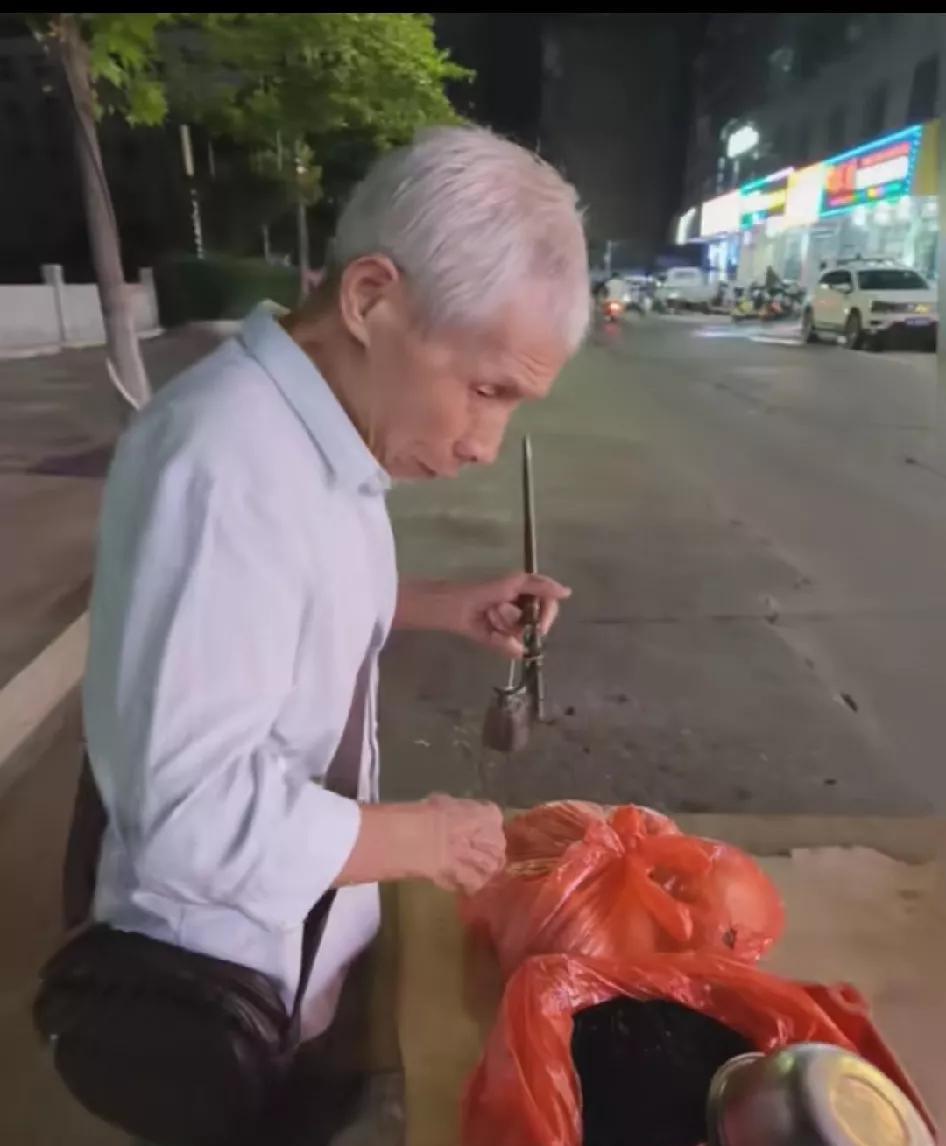 看哭了！女子晚上下班回家，偶遇已故老同学的父亲在街边摆摊卖梨瓜，看到老人家这么