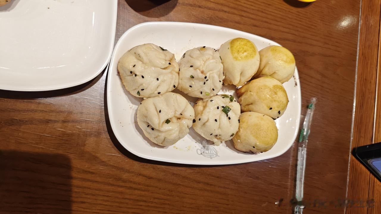 在上海远洋宾馆歇够半小时，一家人出门解决午饭。就近搜了家小吃店，步行没多远就到。