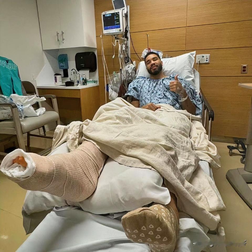 这不是巧了吗！！！塔图姆跟腱修复手术医生和当年为杜兰特手术的医生是同一个！杰