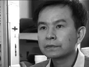 1992年，浙大高材生李红涛被警察逮捕，然而让所有人不敢相信的是，他竟然趁着警察查档案的时候，慢慢挪