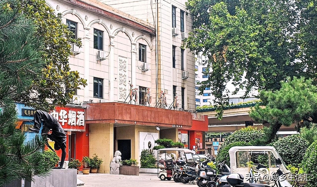 河南饭店，50年代省级的顶级食府，宾馆，会议综合体，如今辉煌不在，先被黄河饭店、