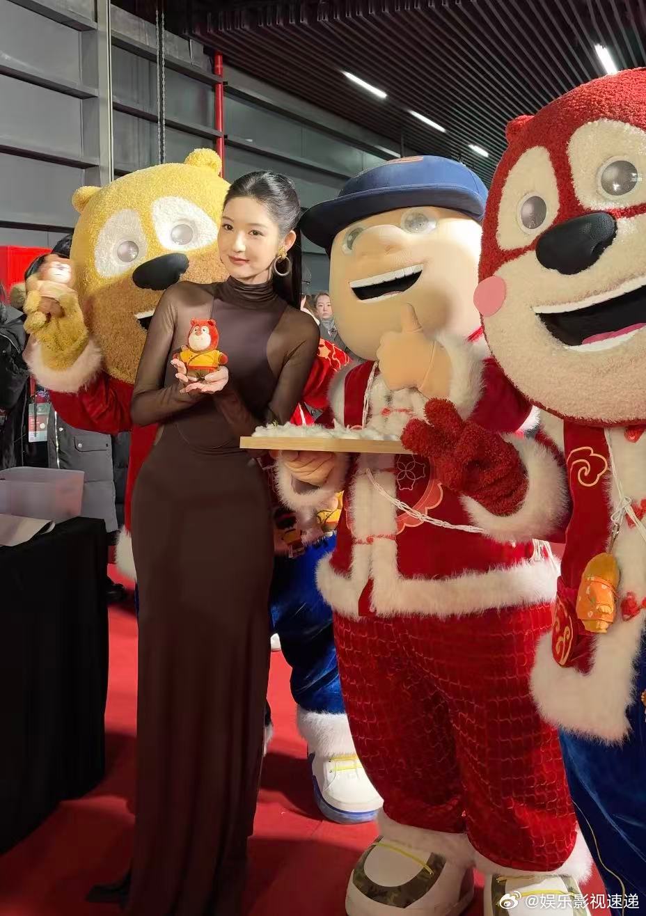 熊出没在微博之夜卖霉豆腐把地方特色和动漫角色结合，这个宣传方式挺巧妙的。不知道