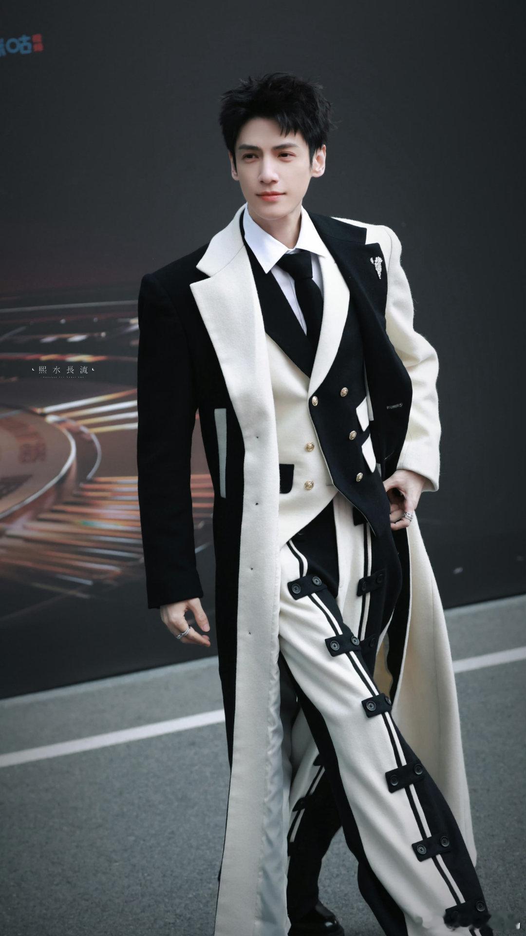 罗云熙视界大会红毯状态罗云熙好精致的一张脸罗云熙这黑白撞色造型也太会选了！利落