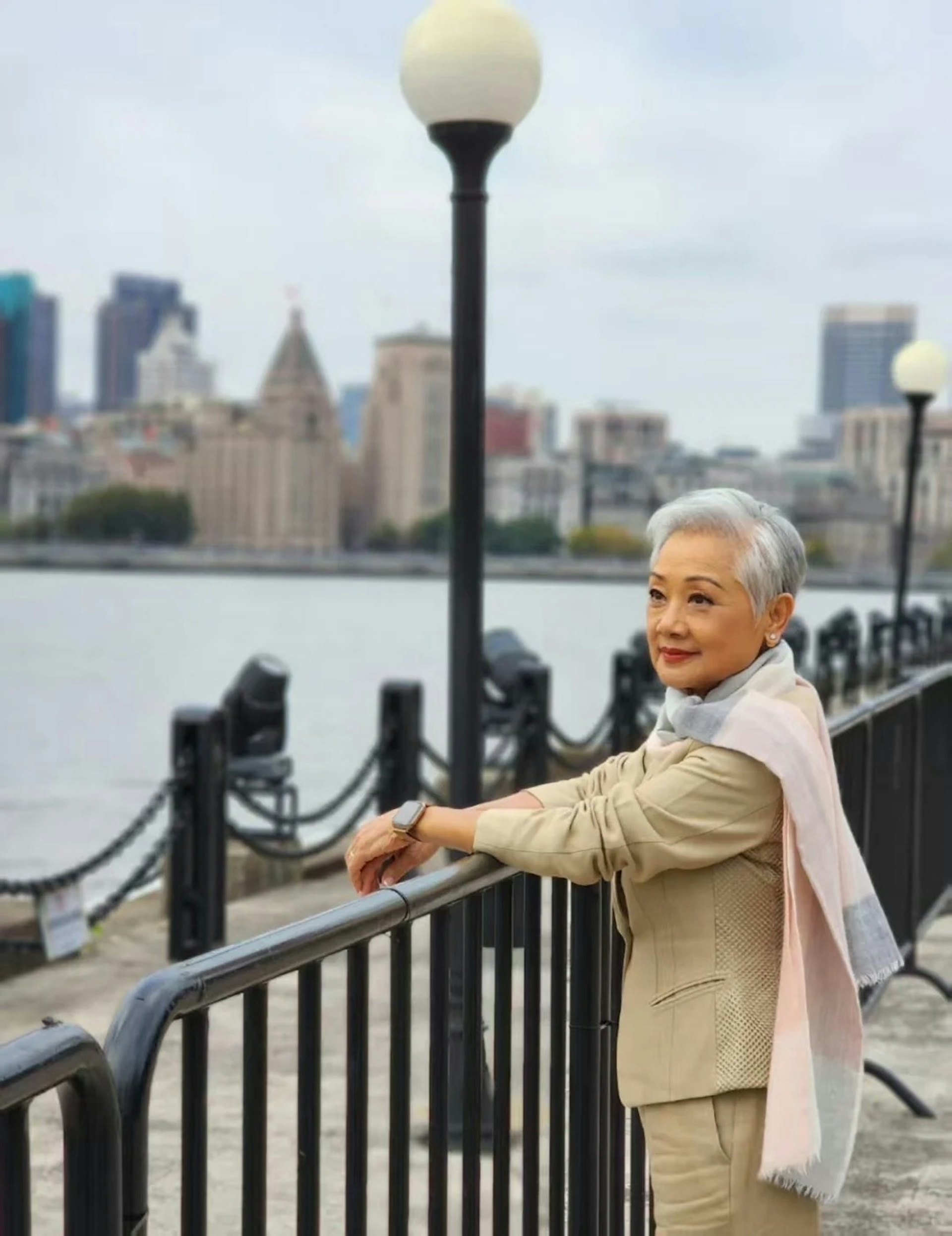 浪奔浪流万里涛涛江水永不休......唱了一辈子《上海滩》的叶丽仪，现身上