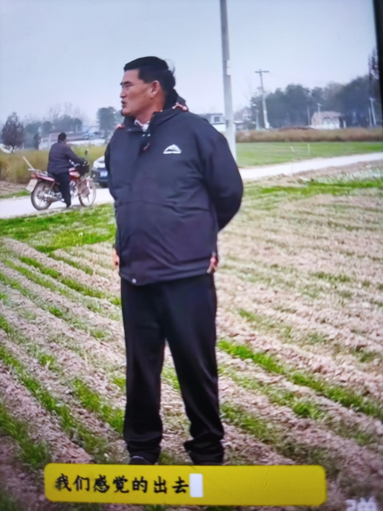 有人采访朱之文，说你有钱了，没想带上老婆去各地走一走，旅游玩儿去。朱之文很委