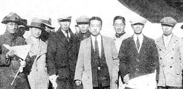 1901年，他出生在沈阳。26岁，东北空军少将，继承了六千万大洋的家产。