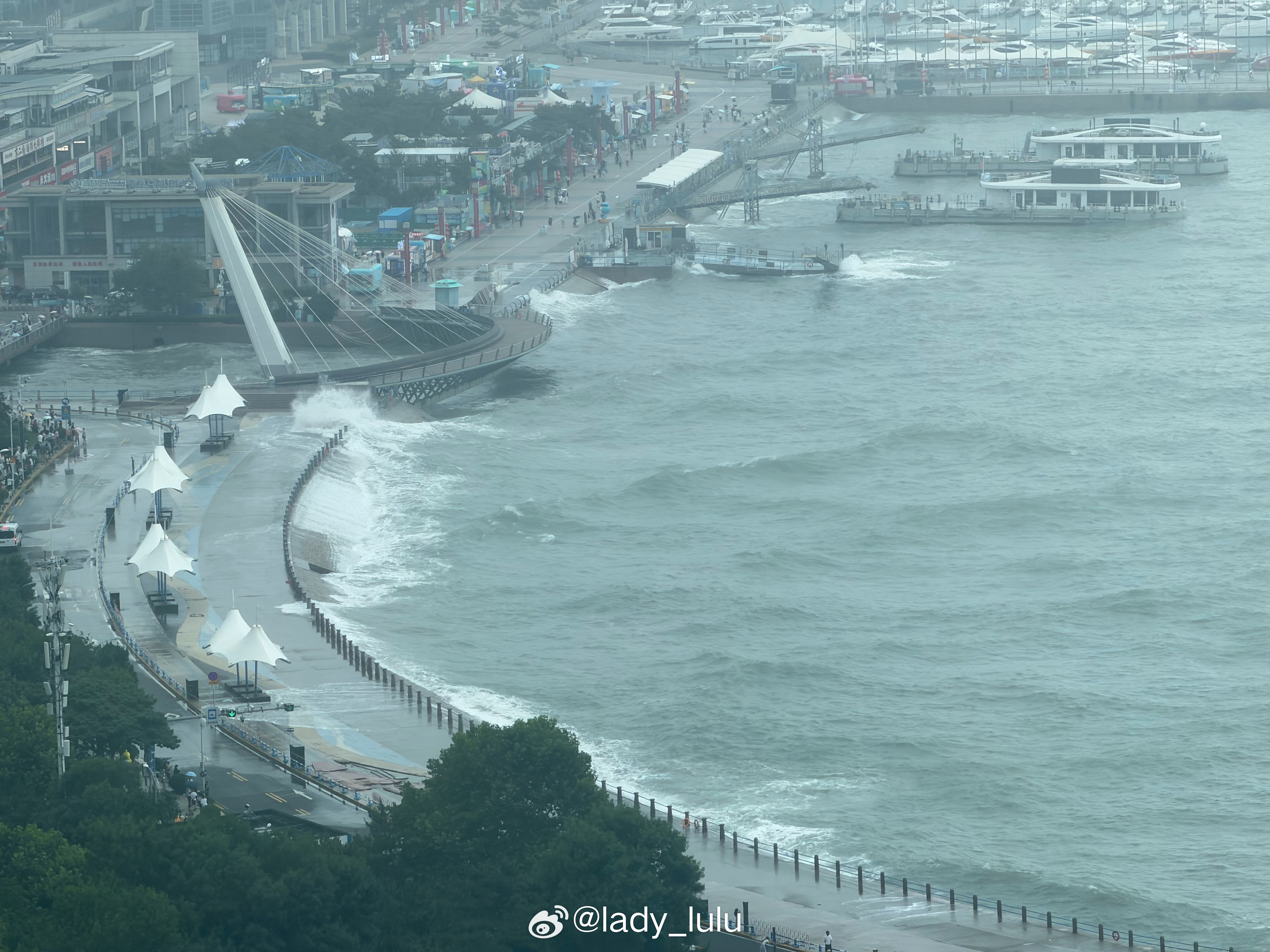 青岛海水倒灌不太懂为啥这么多人去海边看的，直面台风很英勇是吧
