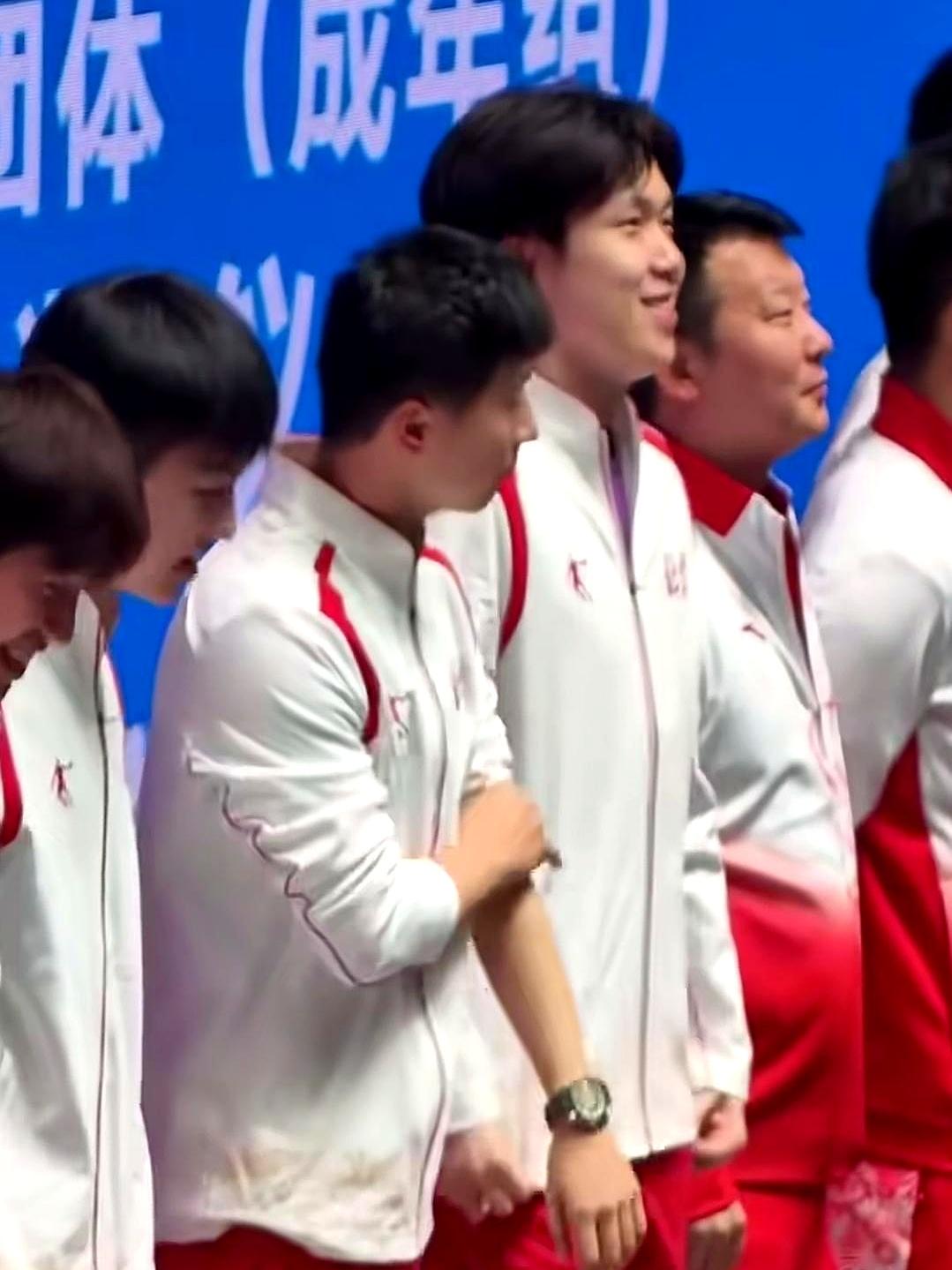 无论是在巴黎奥运会还是全运会男团颁奖，马龙总爱拉高袖子秀手腕上的欧米茄手表。别笑