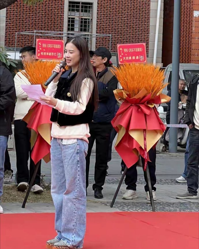 42岁黄圣依现身泉州，披肩长发似青春女大，无滤镜也超美