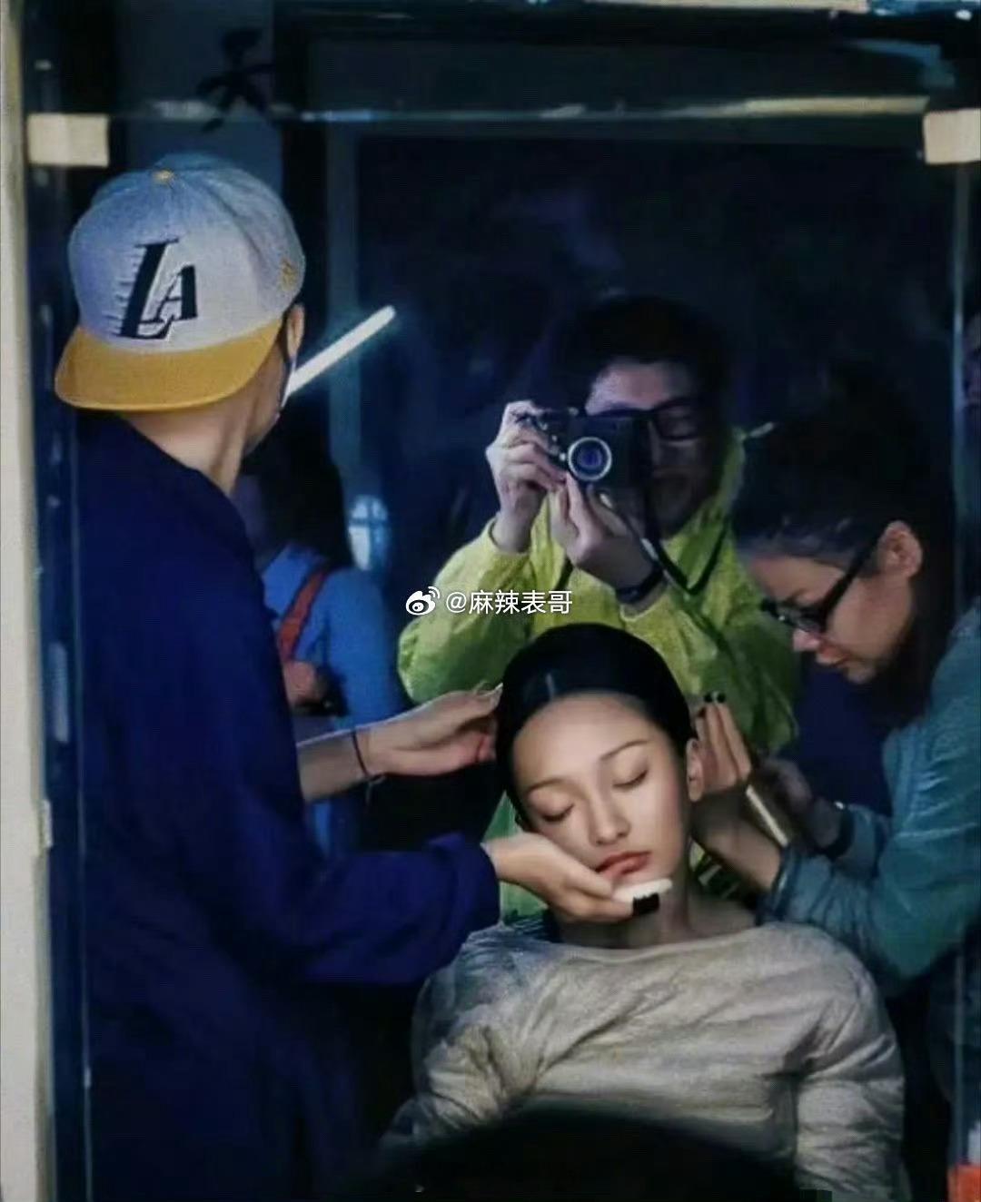 现在曝某艺人需要助理穿袜子也是个新闻了没记错之前还有好多需要助理做奇怪事情的艺人