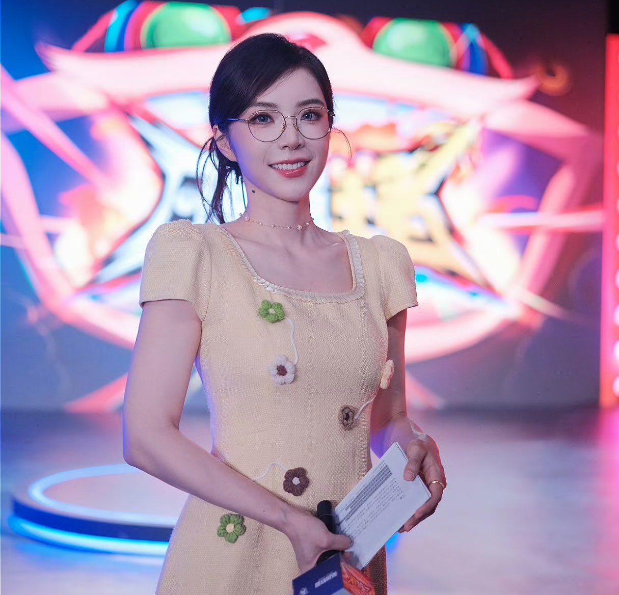 戴着眼镜的余霜阿姨嘴巴已经张开了~