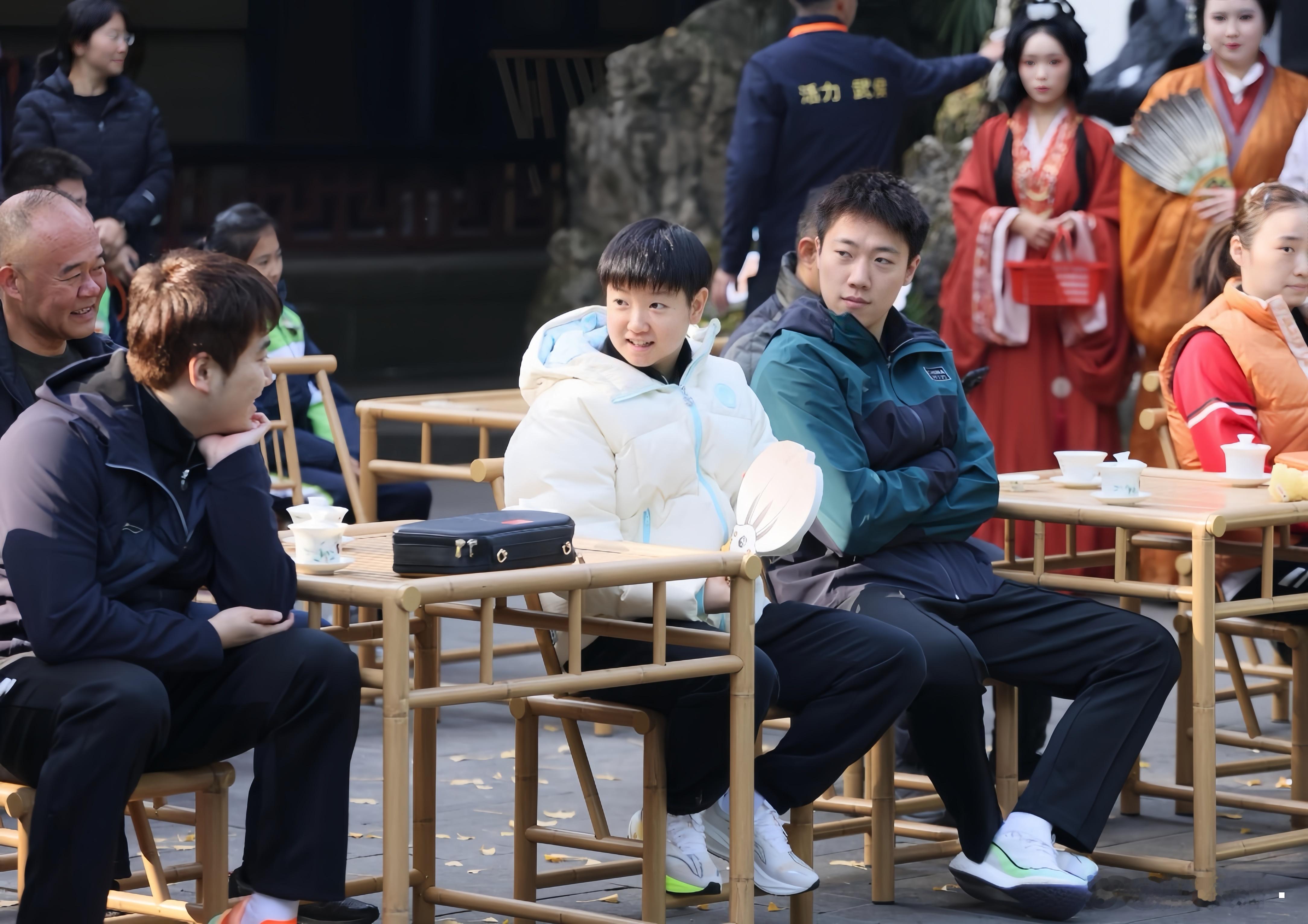 莎姐你jio冷不冷，冬天还穿这么透气的鞋子啊旁边这叔也是太慈祥了。