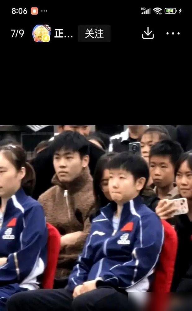 孙颖莎一个拍座位的动作，直接撕开了国乒女队不和的虚假传闻。在重庆鱼洞中学的公益现