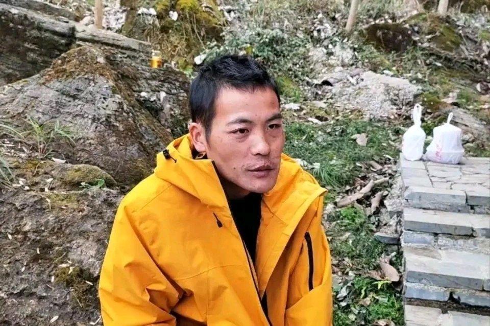 刀疤哥退赛一年后直播爆火，2小时收307万礼物，狂赚84万，网友甚至要送他别墅。