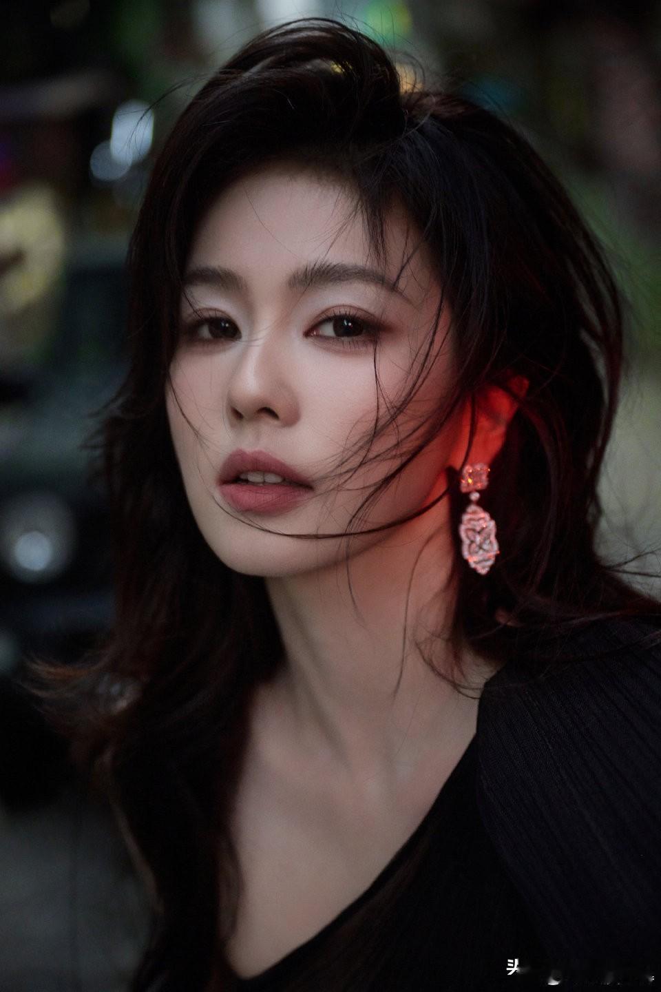 白鹿有作品就是硬气，现在都能和杨幂双c了。不知道杨幂能不能接受呀，之前尖叫之夜