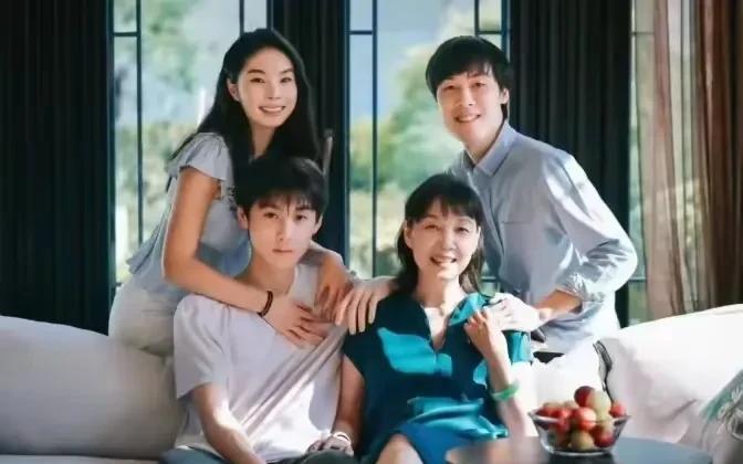 宗庆后7个孩子4个妈，72岁还在谈恋爱，他的原配是施幼珍，第二个妻子是重婚，05