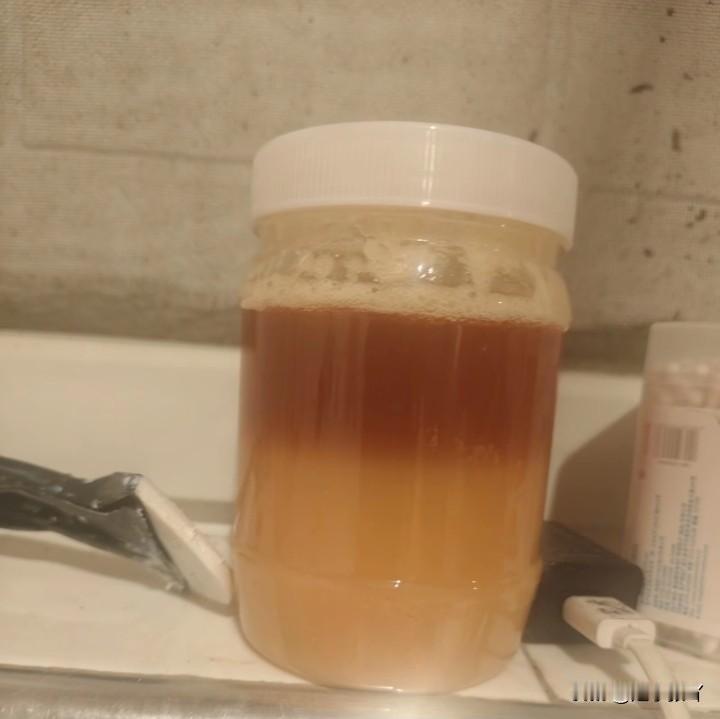 我这蜂蜜是坏了吗？有没有懂行的人看一下？天热了我就放在窗台上了，放了大概一两个